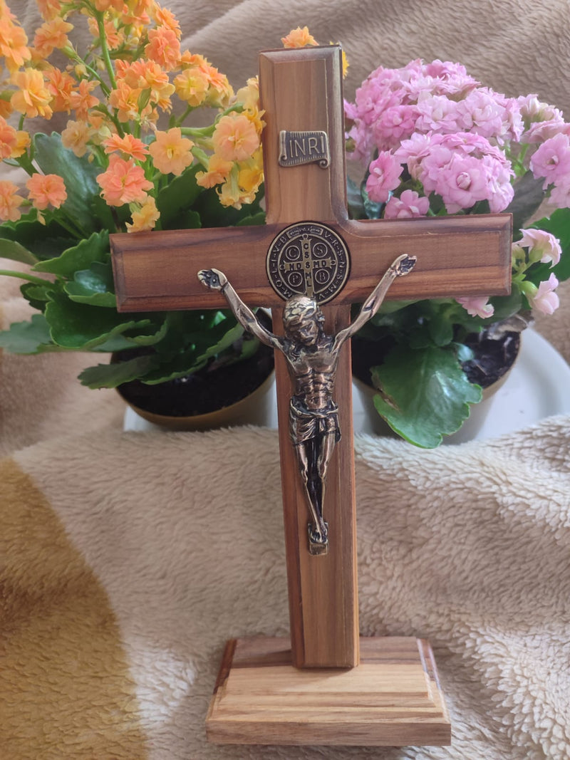 Crucifixo de Mesa em Madeira com Medalha de São Bento